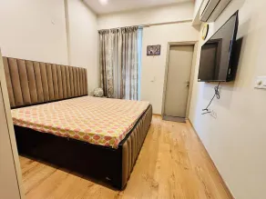 Luxurious 2-Bedroom Apartment with Shared Pool in Gurugram - Zimmer
