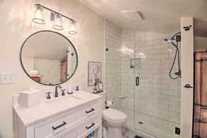 Lovely Barn Loft w/ Mountain Views on Horse Estate - Bathroom