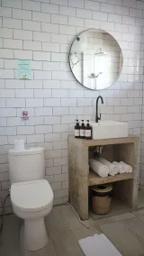 Wanderlust Hotel - Baño