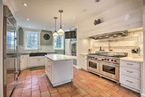 Spacious Estate w/ Courtyard: 2 Miles to Downtown! - Innenbereich