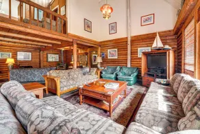 Gig Harbor Log Estate w/ Classic Cars & Game Room! - Innvendig