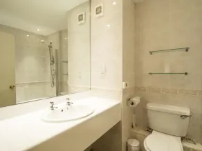 The Devil's Punchbowl Hotel - Bathroom