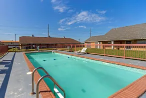 Econo Lodge Pryor - Pool