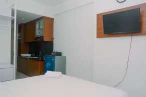 Cozy and Minimalist Studio Patraland Urbano Apartment near Bekasi Station By Travelio - Zimmer