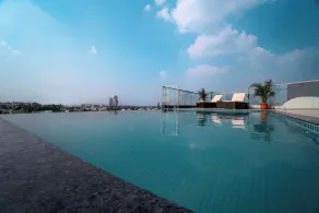 Aura Inn & Suites - Piscina