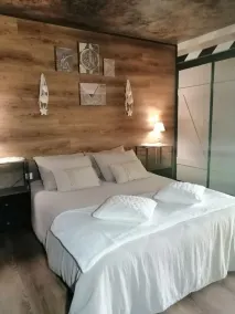 LAPAUSEDEGOUT piscine chambres climatisées terrasse table d'hôtes - Zimmer