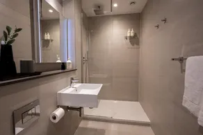 The Hobson Cambridge By Adina - Bathroom