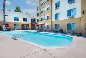 Ramada by Wyndham Bakersfield - Piscina
