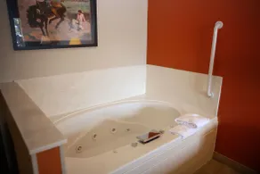 AmericInn by Wyndham Pampa Event Center - Bathroom