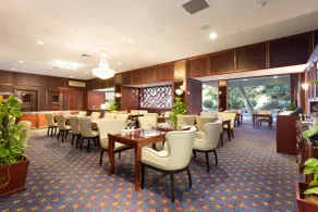 Royal On The Park - Restaurant