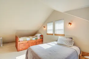 Port Orchard Lakefront Cabin w/ Fire Pit & Grill! - Interiör