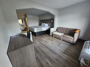 Baymont by Wyndham Covington - Room