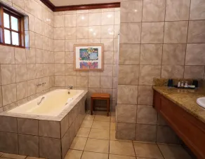 Coach House Hotel & Spa Tzaneen - Bathroom
