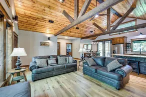 Big Cedar Vacation Rental w/ Deck & Hot Tub! - Innvendig