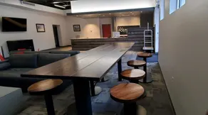 Post Time Inn - Hall