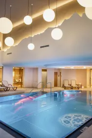 Hotel Norica - Thermenhotels Gastein mit dem Bademantel direkt in die Therme - Piscine