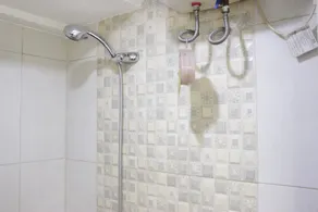 Private & Stylish 2BR at Gateway Apartment Ahmad Yani Cicadas By Travelio - Badezimmer
