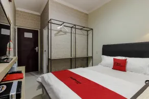 RedDoorz Plus near Lippo Cikarang Mall - Chambre