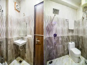 HOTEL SR PALACE NEAR IGI DELHI AIPRORT - Bathroom