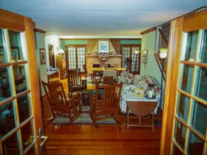 Lake Ripley Lodge w Lake Front Rooms, Grand Porch, Kayaks & Paddleboard - Reception