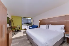 Holiday Inn Express & Suites Springfield by IHG - Room
