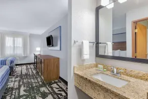 AmericInn by Wyndham Pella - Bathroom