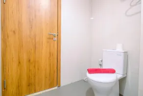 Strategic and Nice Studio at LRT City Jatibening Apartment - Badezimmer