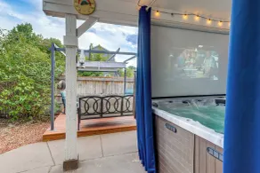Private Hot Tub w/ Projector: Modern Aurora Home - Innenbereich