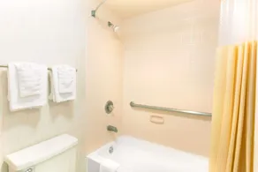 Days Inn by Wyndham Richmond - Salle de bain