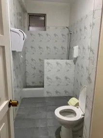Peninsula Hostel - Bathroom