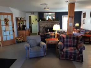 Miners Bay Lodge - Lobby sitting area