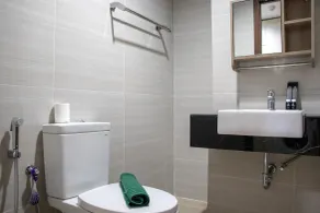Scenic And Comfortable Studio At West Vista Apartment - Badezimmer