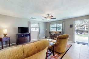 1 BR Guesthouse w/ Full Kitchen & Lake View - Interior