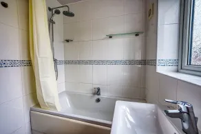 Modern 3-Bed House in Wednesbury with Garage &v Driveway - Bad