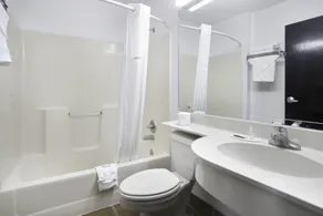 Microtel Inn & Suites by Wyndham Meridian - Salle de bain