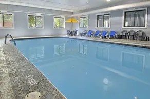 Super 8 by Wyndham Bridgeview of Mackinaw City - Piscine