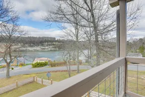 Apt w/ Lake Views - Day Trip to Virginia Tech! - Interiör