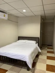 Achcha hotel - itsaraphap MRT station - Wat Arun - Chambre