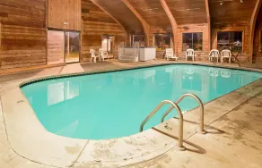Super 8 by Wyndham Metropolis - Piscina