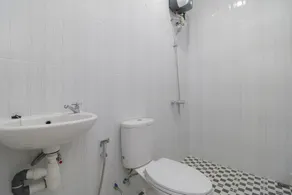 RedDoorz Plus near Kepri Mall - Bathroom