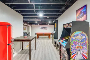 Spacious Refuge w/ Private Pool & Outdoor Bar! - Interiör