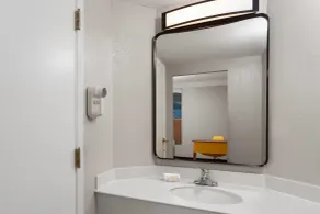 Days Inn & Suites by Wyndham Arlington Heights - Badrum