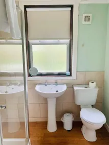 Invershin Hotel Bunkhouse & Bar - Bathroom