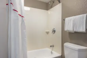 Red Roof Inn Virginia Beach - Bathroom