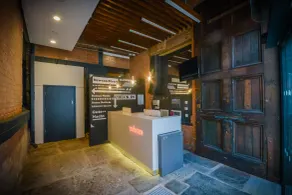 easyHotel Manchester - Borne des arrivées/des départs