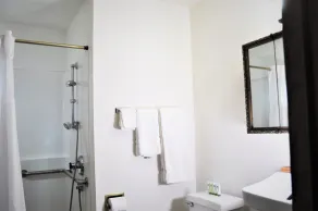 Alaskan Hotel and Bar - Bathroom