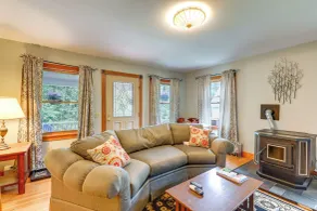 15-Acre Retreat in Meriden Village of Plainfield - Interiör