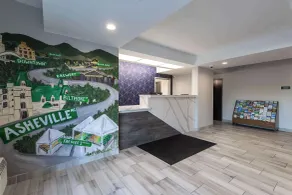Rodeway Inn & Suites near Outlet Mall - Asheville - Hall