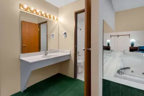 Super 8 by Wyndham Reedsburg - Bathroom