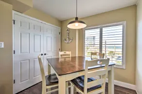 Luxe Oceanfront Condo w/ Pool, Beach Access + Gear - Interiör